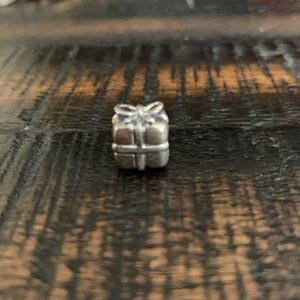 Pandora Present Charm
